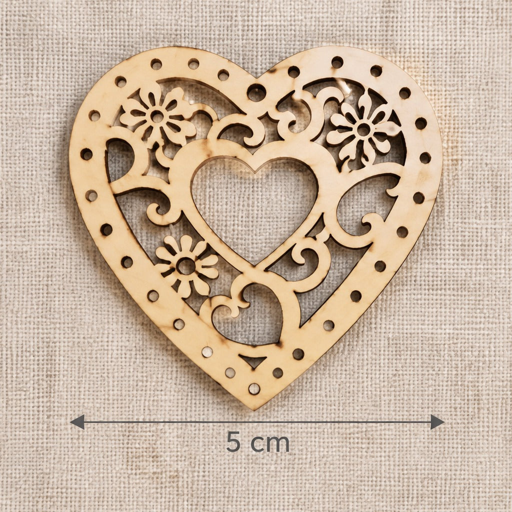 Fa szív kivágások mintával 5 x 5 cm - 5 db-os készlet
