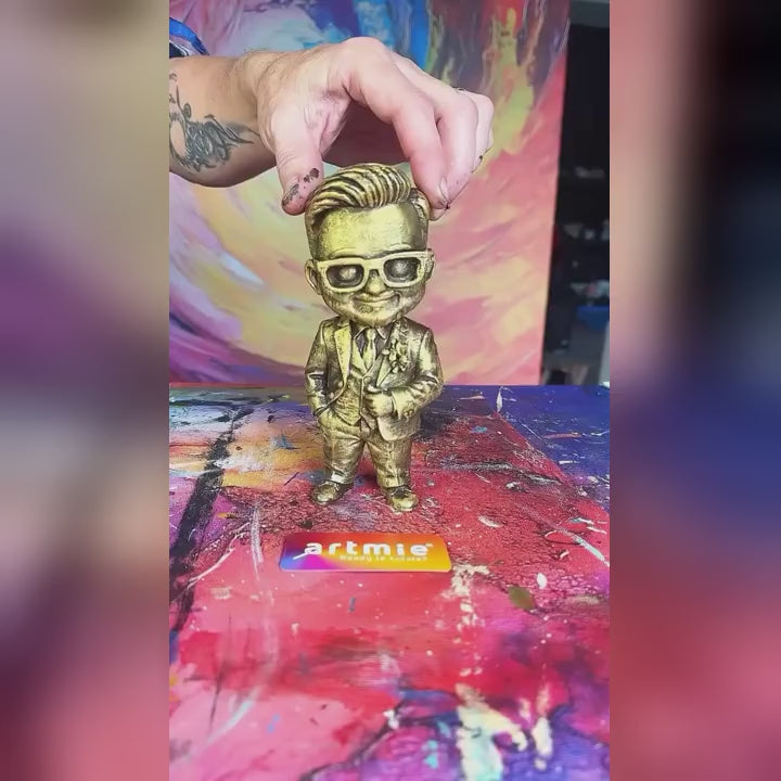 Festhető chibi figura fotóról – valódi videó: fotó alapján nyomtatott fehér figura és festése az ARTMiE műtermében.