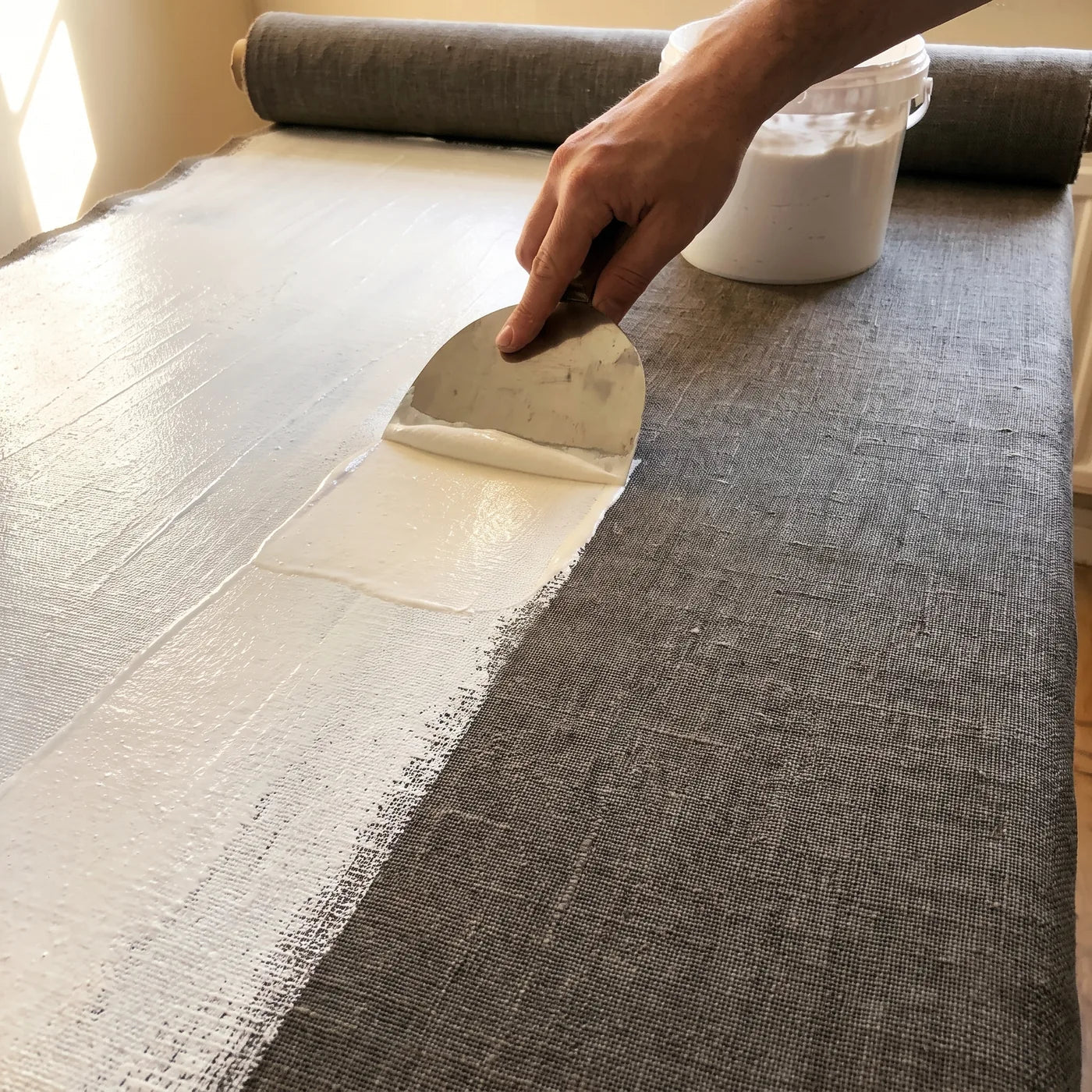 Két gesso réteg felvitele a MUSEAL lenvászonra