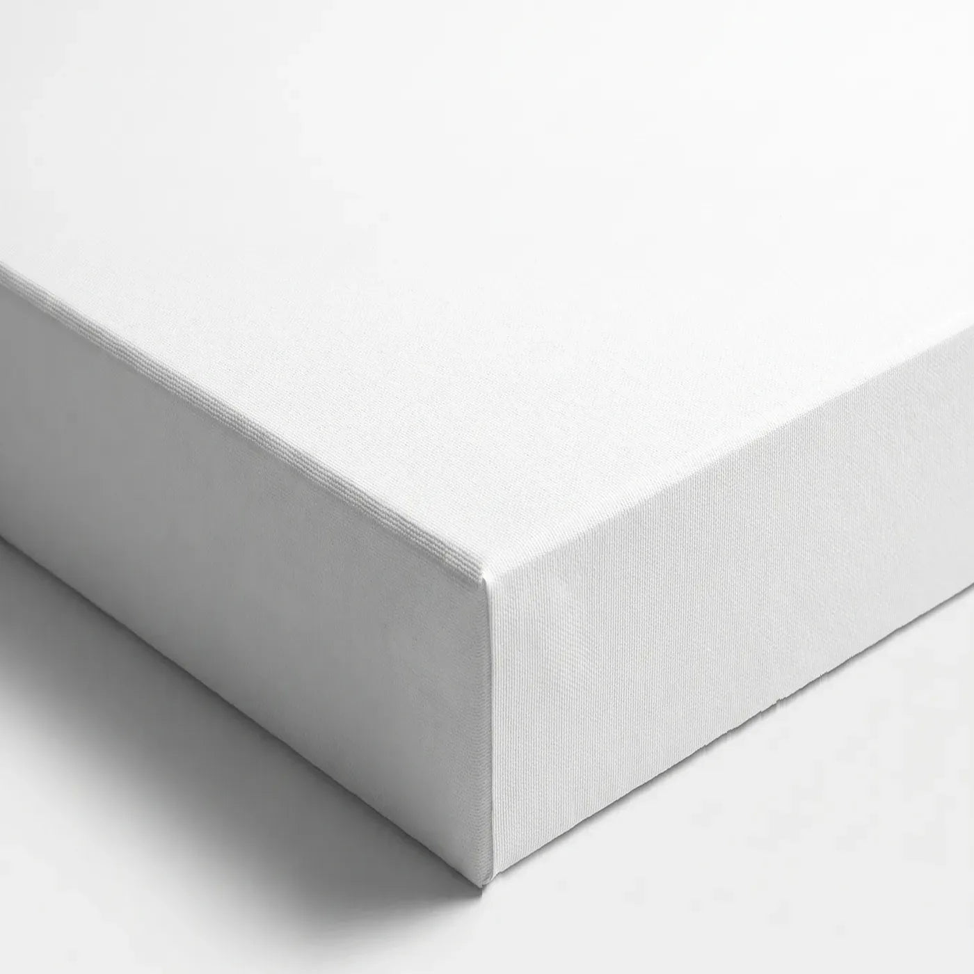 A 3D+ vászon sarka elölről — fehér, duplán alapozott felület és 5,8 cm mély oldal